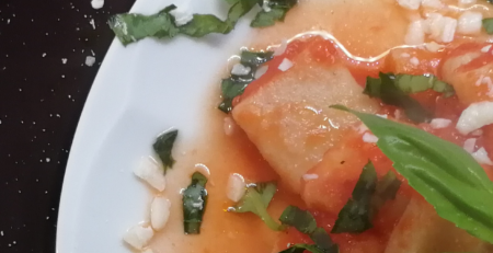 zoom piatto di gnocchi di ricotta al pomodoro e basilico